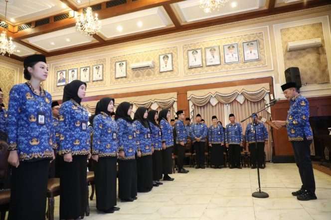 
 Wali Kota Malang, Dr. Ir. Wahyu Hidayat, MM. saat memimpin pengambilan sumpah dan janji PNS di Ruang Sidang Balai Kota Malang, Selasa (9/6/2026). (ist).