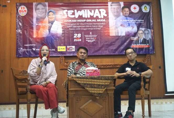 
 Dari kiri - Dokter Etik Mertianti, Sp.PD., FINASIM, dr. Kresna Agung Prabowo, Sp.B., Subsp.BVE(K) PESBEVI dan Ivan Adiwijaya, ST saat menjadi narasumber dalam Seminar Edukasi Hidup Ginjal Muda (HGM), di Ruang H, Kampus ABM STIE Malangkuçeçwara, Kota Malang, Minggu (28/6/2026). (Nedi Putra AW) 