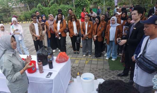 
 Dr. Ir. Tri Ida Wahyu Kustyorini, S.Pt., M.P., IPM., ASEAN Eng. (kiri), saat praktik pengolahan limbah makanan menjadi pakan ternak bersama peternak local dalam peluncuran gerakan “Beyond Waste” yang digelar di Grand Mercure Malang Mirama, Kamis (4/6/2026). (Nedi Putra AW)
