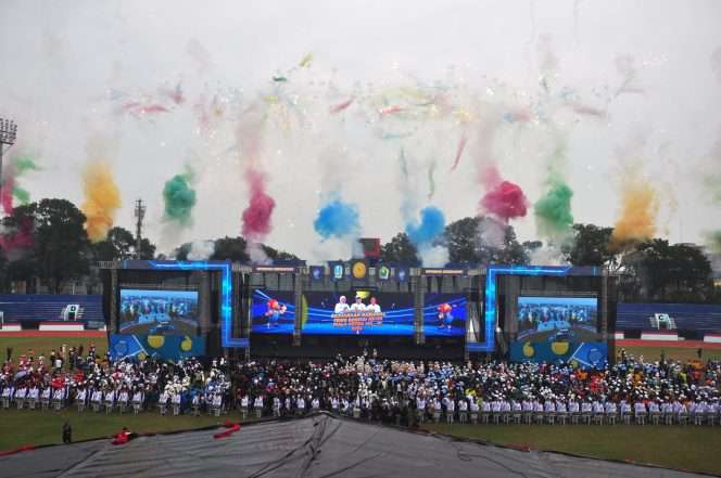 
 Opening ceremony Kejurnas Tenis Beregu XX Piala Ketua Mahkamah Agung RI 2026 yang dimeriahkan dengan daylight fireworks show di Stadion Gajayana, Jumat (12/6/2026), selain spektakuler juga menguatkan Malang sebagai Kota Mbois Berkelas. (Nedi Putra AW)