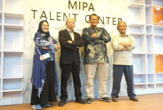
 Dari kiri-WaDek Bidang Umum, Keuangan dan Sumberdaya FSTeM UB Zulfaidah Penata Gama, S.Si., M.Si., Ph.D; WaDek Bidang Kemahasiswaan, Alumni, dan Kewirausahaan Mahasiswa, Prof. Chomsin Sulistya Widodo, S.Si., M.Si., Ph.D,; Kepala Badan Pusat Statistik (BPS) Kota Malang, Umar Sjaifudin, M.Si dan Guru Besar Departemen Fisika UB, Prof. Abdurrouf. (Nedi Putra AW)