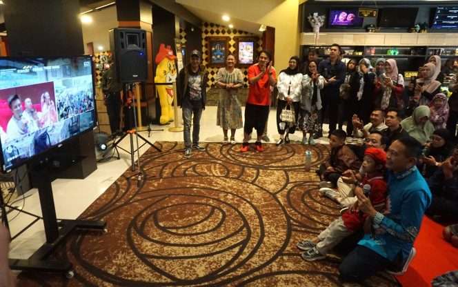 
 Wali Kota Malang Wahyu Hidayat dan para penonton saat berdialog melalui sesi live greeting nasional dari Jakarta bersama Utusan Khusus Presiden Bidang Pembinaan Generasi Muda dan Pekerja Seni, Raffi Ahmad, dan Baim Wong, sutradara dari film Semua Akan Baik-Baik Saja sebelum sesi nobar di Mopic Cinemas Malang, Minggu (7/6/2026). (Nedi Putra AW)