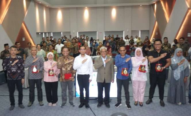 
 Rektor Universitas Brawijaya, Prof. Widodo diapit Prof. Dr. Rumadi Ahmad, dan Dekan FH UB Dr. Aan Eko Widiarto, serta para penanggap dan peserta Uji Publik Rancangan Perubahan Undang-Undang Nomor 39 Tahun 1999 tentang Hak Asasi Manusia (HAM), Rabu (17/6/2026), di Hall Rudi Margono dan Didik Farkhan, Lantai 10 Gedung C FH UB Malang. (Nedi Putra AW)