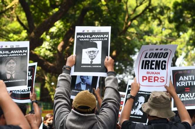 
 Sebagai bentuk protes keras frasa 'Londo Ireng', lintas organisasi pers menggelar aksi unjuk rasa di kawasan Bundaran Tugu Kota Malang, Senin (26/7/2026). (PFI Malang)