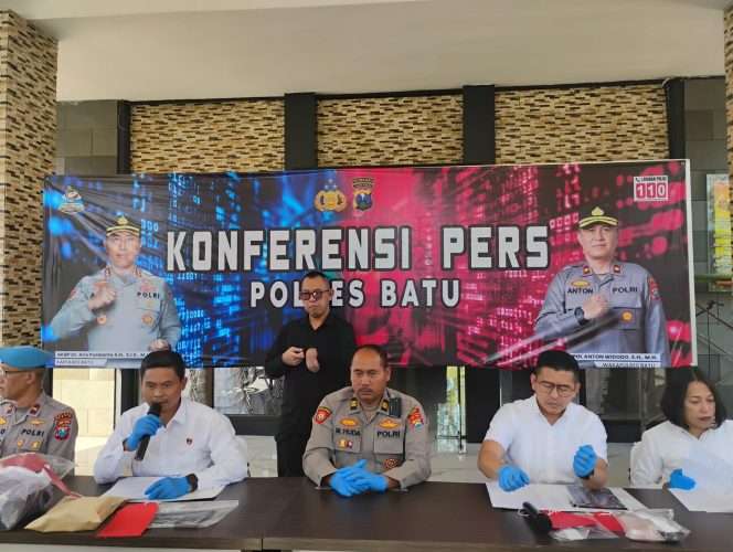 
 Kasatreskrim Polres Batu, Zaenal Arifin, didampingi Ps. Kasi Humas Polres Batu, Iptu M. Huda Rochman,  memberikan keterangan saat konferensi pers di hadapan awak media. (Yan)