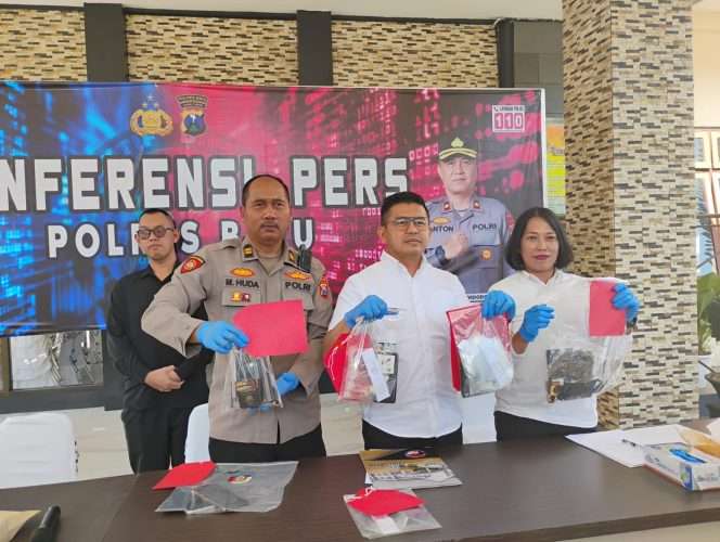 
 Kasat PPA dan PPO Polres Batu, AKP Tri Nawang Sari (kanan) didampingi Ps. Kasi Humas Polres Batu, Iptu M. Huda Rochman, memberikan keterangan saat konferensi pers. (Yan)
