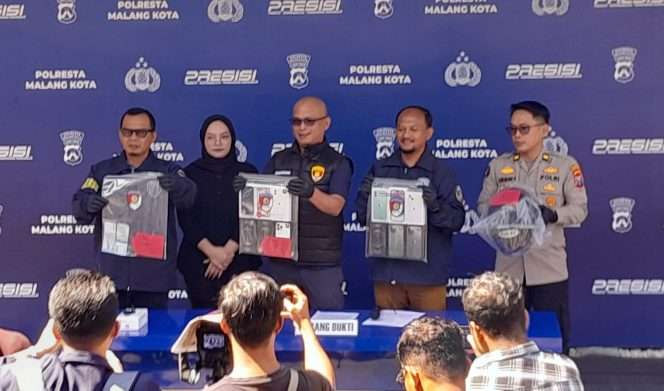 
 KBO Satreskrim Polresta Malang Kota, AKP Didik, bersama Kasi Humas Polresta Malang Kota, IPDA Lukman, saat merilis pengungkapan kasus pencurian dengan pemberatan (curat). (ist)