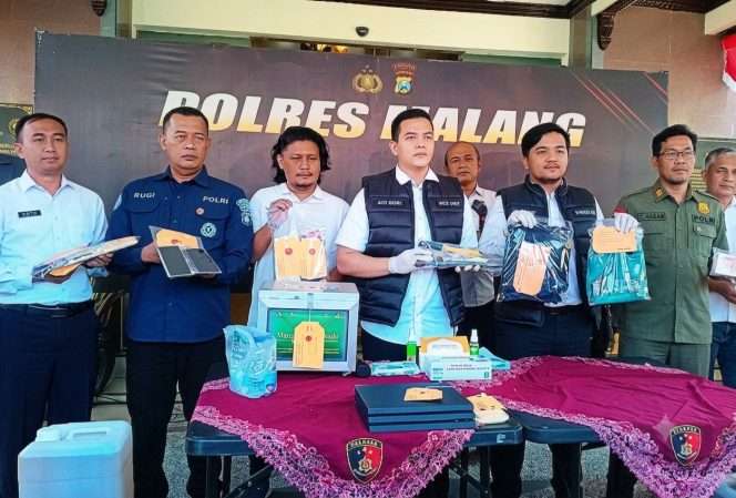 
 Kasatreskrim Polres Malang AKP Hafiz Prasetia Akbar, memberikan keterangan kepada awak media dalam ungkap kasus penangkapan 19 tersangka kasus pencurian dengan pemberatan (curat) dan pencurian kendaraan bermotor (curanmor) selama Juni 2026.(ist)