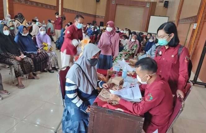 
 Suasana kegiatan digelar Puskesmas Poncokusumo bersama Stop TB Partnership Indonesia (STPI) menggelar kegiatan Active Case Finding (ACF) atau penemuan kasus aktif sebagai upaya memutus rantai penularan Tuberkulosis (TBC), di Aula Desa Karangnongko, Kecamatan Poncokusumo, Kabupaten Malang. (Humas Dinkes Kabupaten Malang)