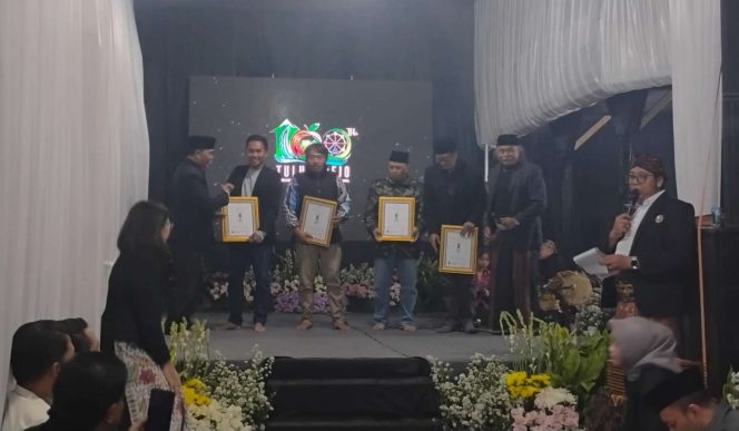 
 Manager Operasional Mikutopia, Panji Akbar Ramadhani, saat tengah menerima penghargaan Lencana Wanwa Satata dari Pemdes Tulungrejo, atas kontribusinya selama ini dalam memajukan Desa Tulungrejo. (Yan)