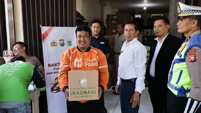 
 Salah satu penerima bantuan dari Polres Malang.(Humas Polres Malang)