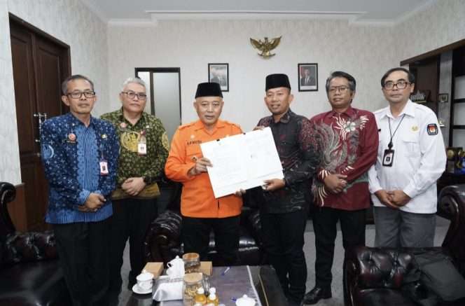 
 Simbolis, penyerahan hibah Rp 100 juta kepada Komisi Pemilihan Umum (KPU) Kabupaten Malang, lewat Naskah Perjanjian Hibah Daerah atau NPHD, oleh Pemerintah Kabupaten Malang, Kamis (2/7/2026). (Humas Pemkab Malang)