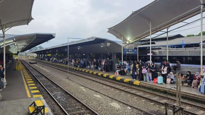 
 Penumpang kereta api di Stasiun Malang menunggu kedatangan KA. (ist)