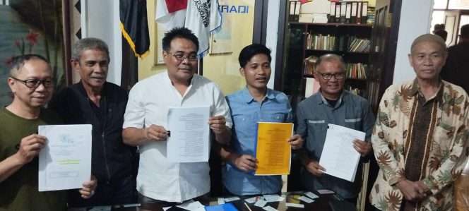 
 Kuasa Hukum YPTT, Sumardan, SH, bersama tim dan jajaran pengurus YPTT menunjukkan salinan putusan penolakan gugatan kepada awak media. (Rohim Alfarizi)