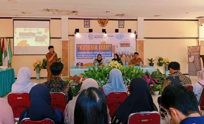 
 Berfoto bersama di kegiatan Program Kelautan dan Perikanan Untuk Masyarakat Sejahtera (KUSUMA) Ikan, digelar Dinas Kelautan dan Perikanan (DKP) Provinsi Jawa Timur (Jatim) bersinergi dengan Anggota DPRD Jatim, di Pakis.(Humas Kecamatan Pakis)