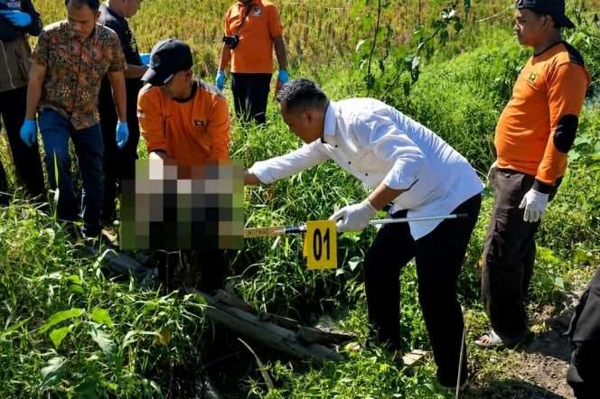 
 Polisi dan tenaga kesehatan Puskesmas Bululawang bersama melakukan olah TKP dan mengevakuasi jasad. (Humas Polres Malang)