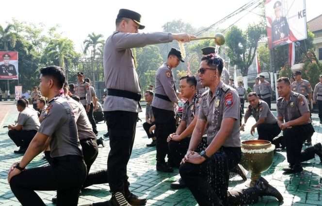 
 Kapolres Malang AKBP Muhammad Taat Resdi, melakukan ritual suci siraman, simbolis dalam kegiatan kenaikan pangkat untuk 74 personel terhitung mulai 1 Juli 2026. (Humas Polres Malang)