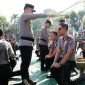 Kapolres Malang AKBP Muhammad Taat Resdi, melakukan ritual suci siraman, simbolis dalam kegiatan kenaikan pangkat untuk 74 personel terhitung mulai 1 Juli 2026. (Humas Polres Malang)