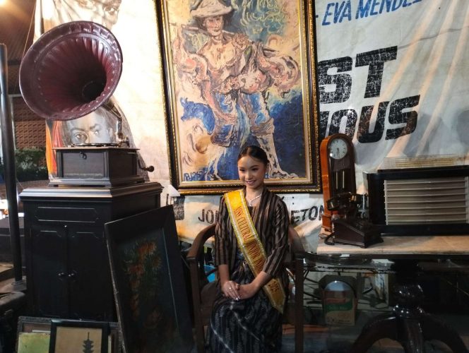 
 Miss Cultural Junior Indonesia 2025 sekaligus Putri Kebudayaan Jawa Timur berfoto di Stand Galeri Bangho. (ist)