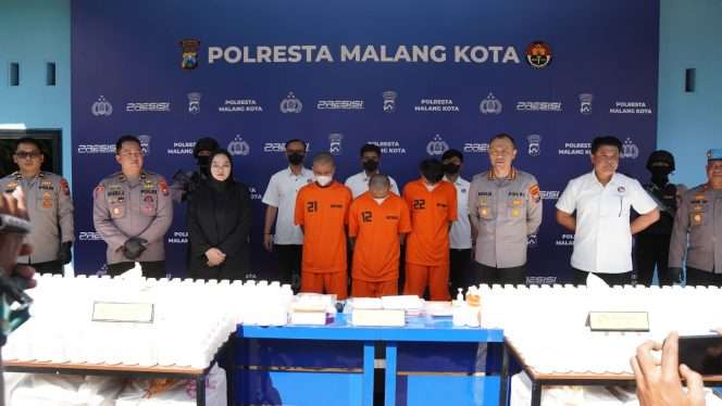 
 Kapolresta Makota Kombes Pol. Putu Kholis Aryana didampingi Kasat Resnarkoba saat menunjukkan tiga tersangka kasus peredaran narkoba. (ist)