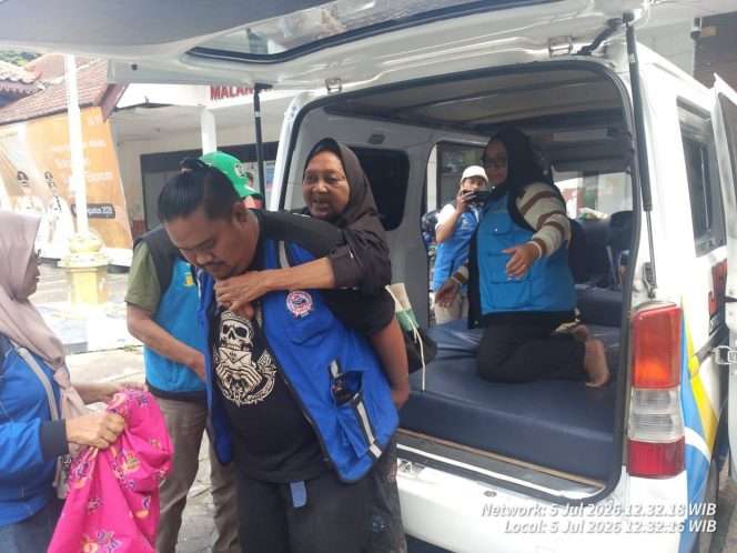 
 Proses evakuasi oleh tim terhadap Saudah (70) di Lawang, yang mengalami luka memar di kaki dan robek di pelipis mata.(Dok ARELA)