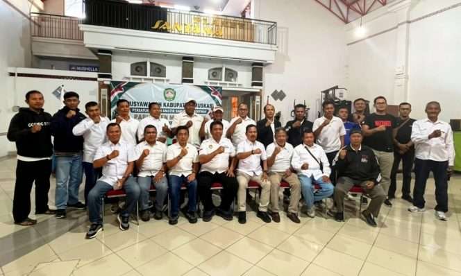 
 Berfoto bersama usai pelantikan pengurus baru Pertina Kabupaten Malang. (Pertina for bacamalang)