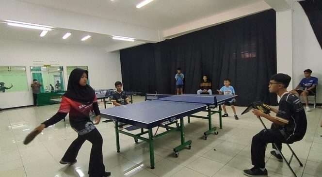 
 Peserta turnamen tenis meja kategori putri bertanding pada Turnamen Tenis Meja Piala Wali Kota Cup 2026 di GOR Gajayana, Malang. (ist)