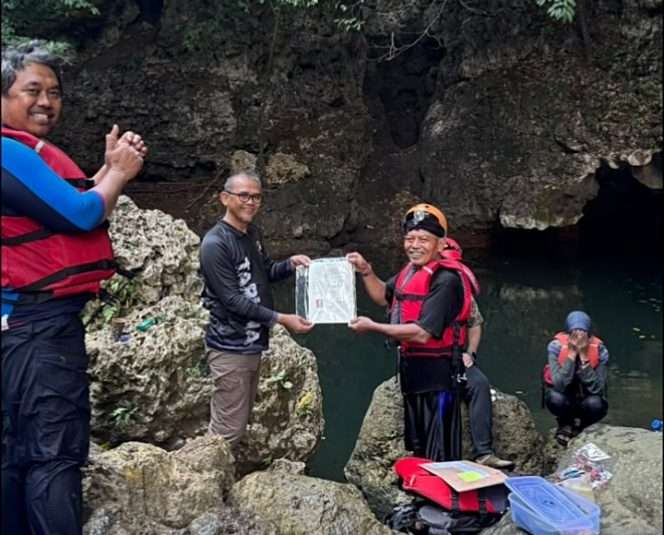 
 Prof. Dr. Fachrudin, Ketua LPPM UWG, menyerahkan sertifikat kompetensi kepada peserta sertifikasi pemandu wisata gua. (ist)