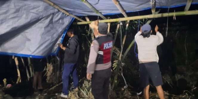 
 Polisi melakukan pembongkaran dan pemusnahan terhadap bangunan beserta sejumlah fasilitas yang berada di lokasi. (Humas Polres Malang)