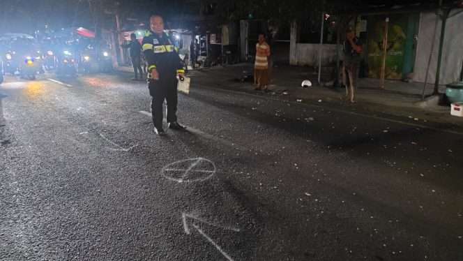 
 Petugas Unit Gakkum Satlantas Polresta Malang Kota menunjukkan lokasi terjadinya kecelakaan. (ist)