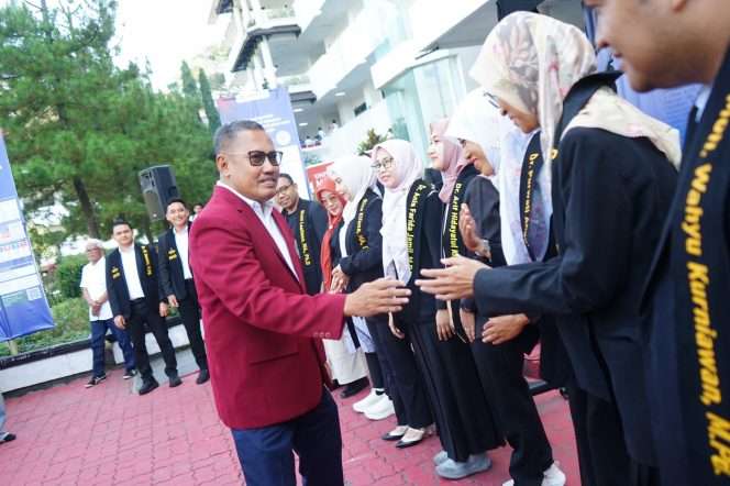 
 Rektor UMM, Prof. Nazaruddin, menyampaikan ucapan selamat kepada para doktor di lingkungan Fakultas Psikologi dan Fakultas Studi Humaniora (FPSH) UMM. (ist)