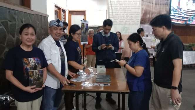 
 Komunitas Penulis Katolik Deo Gratias Malang membagikan buku kenangan Kanvas yang Tak Pernah Selesai: Kesaksian dan Warisan Hidup RD Yulius Agus Purnomo. (ist)