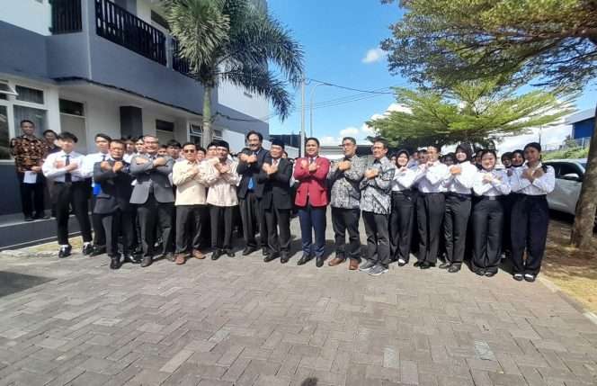 
 Wakil Menteri Pelindungan Pekerja Migran Indonesia, Dzulfikar Ahmad Tawalla, S.Pd., M.I.Kom., bersama Pembina UMM Muhadjir Effendy dan para peserta Pelatihan Migrant Center di OSTC Vokasi UMM. (Rohim Alfarizi)
