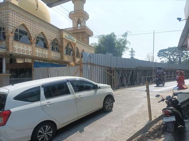 
 Sejumlah pengendara melintas di Jembatan Bailey yang akan dibongkar pada 9–16 Juli 2026. Masyarakat diimbau menggunakan jalur alternatif selama proses pembongkaran berlangsung. (ist)