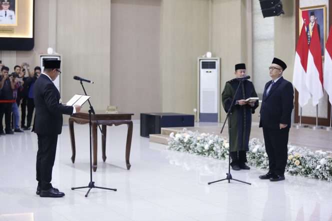 
 Wali Kota Batu, Nurochman saat tengah melantik Sekda Kota Batu, Alfi Nurhidayat di gedung Graha Pancasila Pemkot Batu. (Yan)