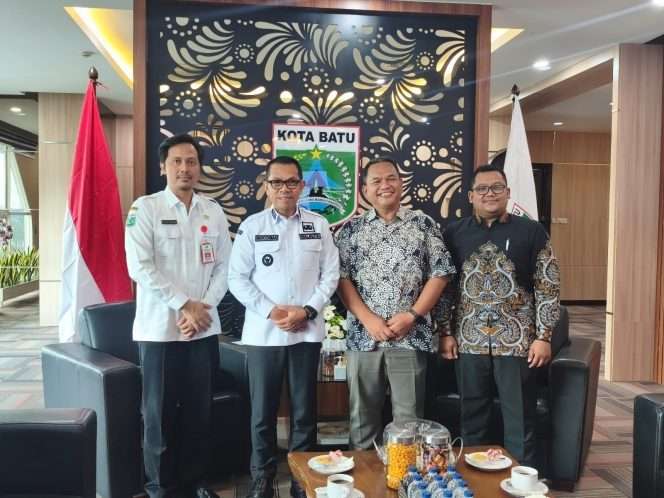 
 Wali Kota Batu, Nurochman, Direktur Ishk Tolaram Eye Center, dr. Rahmat Hidayat Setiawan, Kadinkes Kota Batu, Aditya Prasaja serta Public Relation Ishk Tolaram Eye Centre, Bayu Kristiansah saat sesi foto bersama di ruang kerja Wali Kota Batu. (Yan)