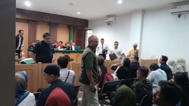
 Kuasa Hukum YPTT, Sumardan, S.H., bersama tim serta kuasa hukum YPTWT usai mengikuti persidangan dan meninggalkan Ruang Sidang Kartika, Pengadilan Negeri Kepanjen, Kabupaten Malang. (ist)