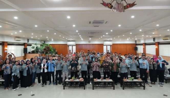 
 Narasumber Prof. Dr. Catur Suratnoaji, M.Si. dan Prof. Dr. Anang Sujoko, S.Sos., M.Si., bersama Rektor Unmer Malang dan para peserta workshop berfoto bersama di Universitas Merdeka (Unmer) Malang. (ist)