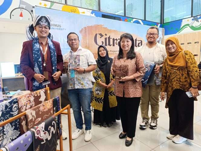 
 Rektor Binus University, Dr. Nelly, bersama Direktur Binus Malang, Dr. Robertus Tang Herman, meninjau pameran karya mahasiswa. (ist)