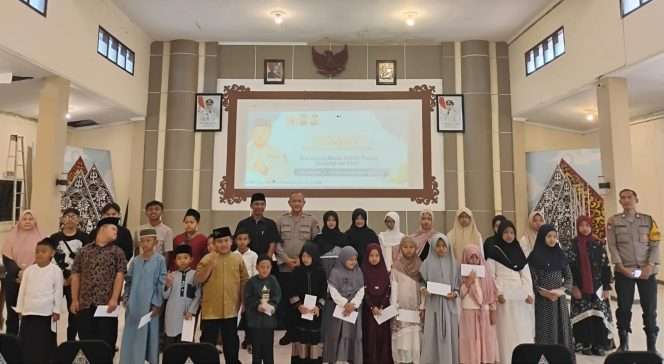 
 Kasubbag Binkar Polres Batu, AKP Muhammad Soleh Hariyanto, Lurah Sisir, Budi Meryanto Handarto, S.P, Bhabinkamtibmas Sisir, Aiptu Gatot Jarwanto saat sesi foto bersama anak-anak yatim usai memberikan santunan. (Yan)