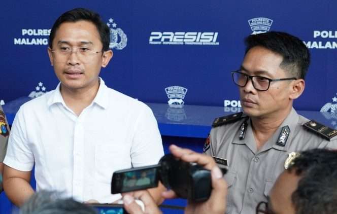 
 Kasatreskrim Polresta Malang Kota Kompol Rahmad Aji Prabowo, didampingi Kasi Humas Polresta Malang Kota Ipda Lukman, memberikan klarifikasi terkait penyitaan mobil Daihatsu Ayla. (ist)