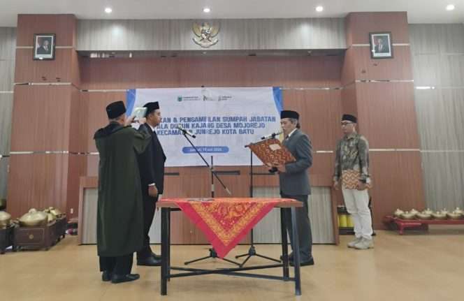 
 Kades Mojorejo, Rujito saat tengah melantik Kasun Kajang, Saji Pramono. (Yan)