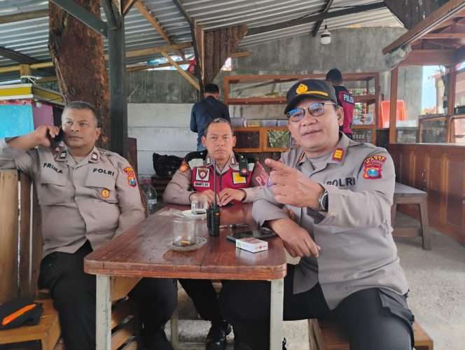 
 Kasat Binmas Polres Batu, AKP Hendik Yuli Prasetyo saat tengah diwawancarai awak media di lokasi finish karnaval Desa Mojorejo. (Yan)