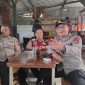Kasat Binmas Polres Batu, AKP Hendik Yuli Prasetyo saat tengah diwawancarai awak media di lokasi finish karnaval Desa Mojorejo. (Yan)