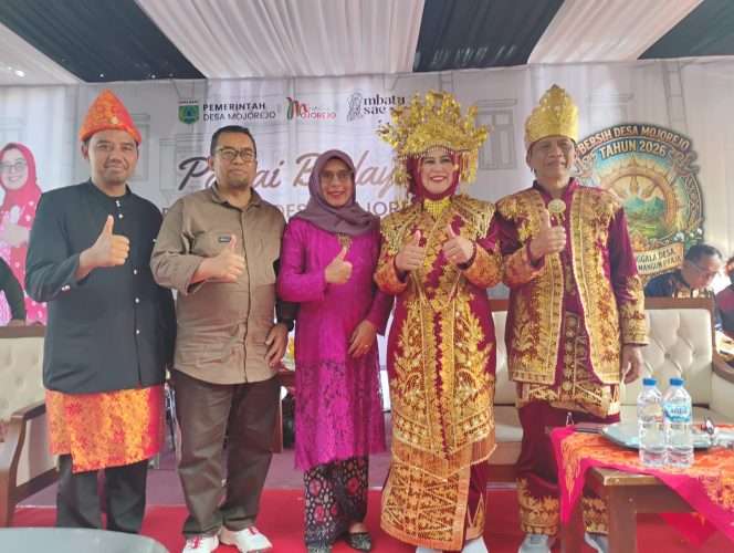 
 Kades Mojorejo, Rujito bersama Camat Junrejo, Parman, dan Kasun Kajang, Saji Pramono saat tengah sesi foto bersama di sela-sela Pawai Budaya serangkaian dari Selamatan Desa Mojorejo. (Yan)