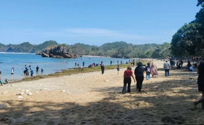 
 Suasana Pantai Kondang Merak, yang tenang dan syahdu jadi salah satu destinasi favorit Warga Kabupaten Malang berwisata saat akhir pekan. (Fitri for bacamalang)