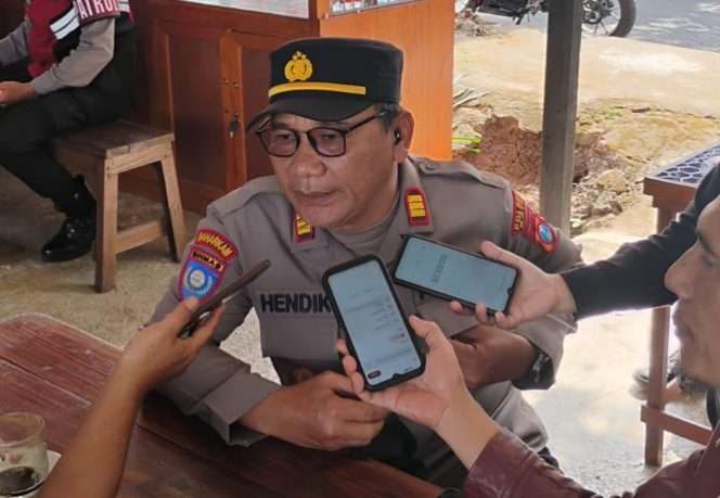
 Kasat Binmas Polres Batu, AKP Hendik Yuli Prasetyo saat tengah diwawancarai awak. (Yan)