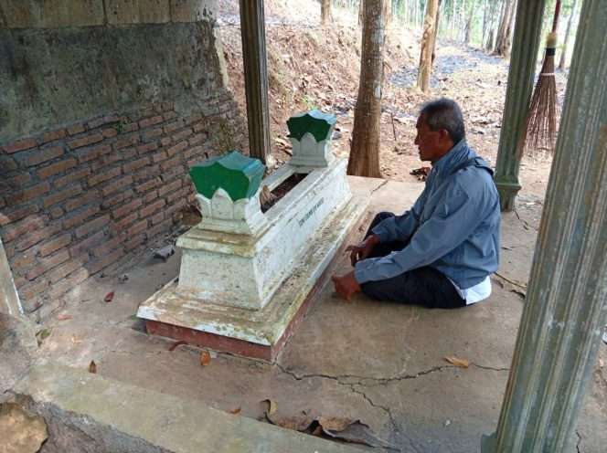 
 Meski telah lama mangkat, makam Sang Pembabat Alas Desa Mangunrejo, Mbah Sumo Saimin Bin Warso, di Desa Mangunrejo, lestari dikunjungi warga, sebagai penghormatan suci, dan wujud terima kasih kepada leluhur Nusantara.(Hadi Triswanto)
