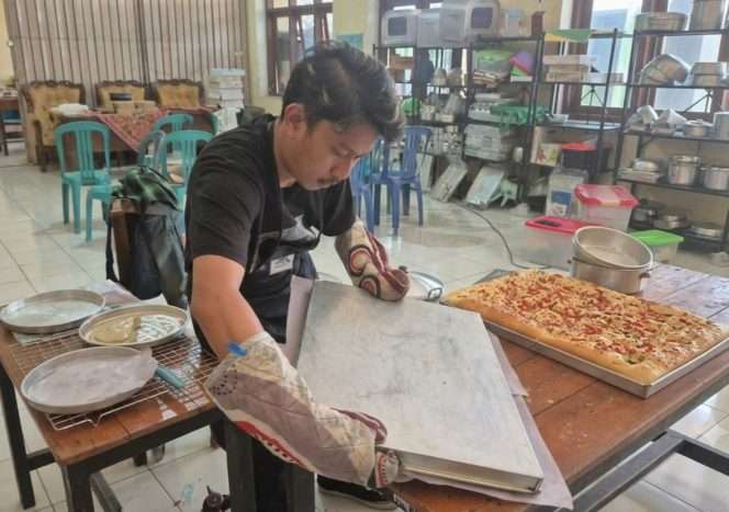 
 Kegiatan pelatihan pembuatan kue dan roti. (Humas Disnaker)