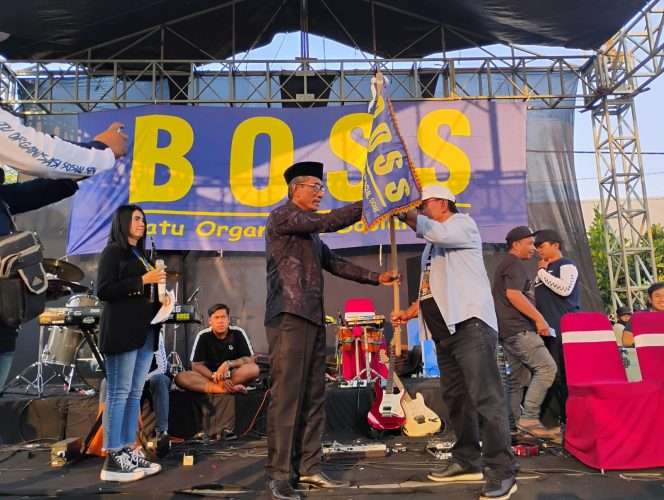 
 Sampurno saat tengah menyerahkan plakat BOSS kepada Abdul Manan, sebagai tanda resmi menjabat sebagai ketua. (Yan)